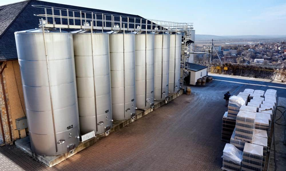 BULK MILK COOLER (BMC) – 5000 LTR Large stainless steel milk storage tanks